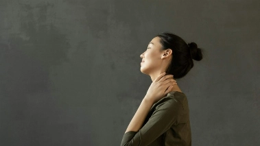 Mujer despierta con cansancio en la cama, reflejando cómo dormir poco aumenta el riesgo cardiovascular y acelera el envejecimiento del cuerpo