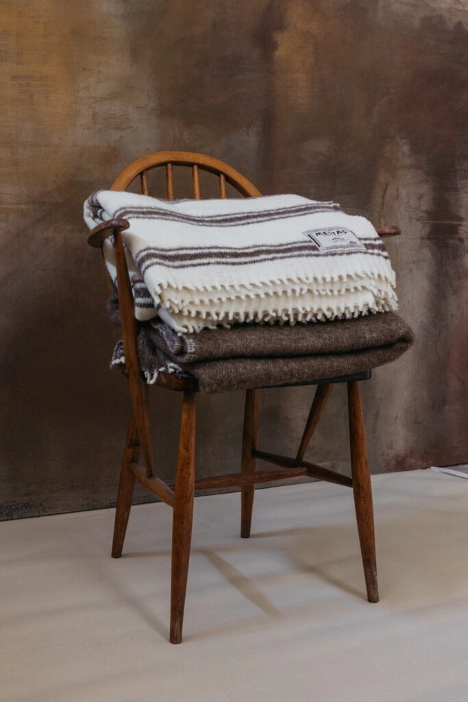 Mantas de lana merina sobre silla