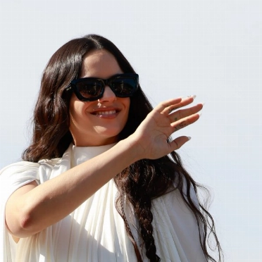 Manos libres de móvil. Rosalía pide un poco de calma: menos dopamina facilona y más saborear la vida con calma. FOTO: Hanna Lassen/Getty Images. 