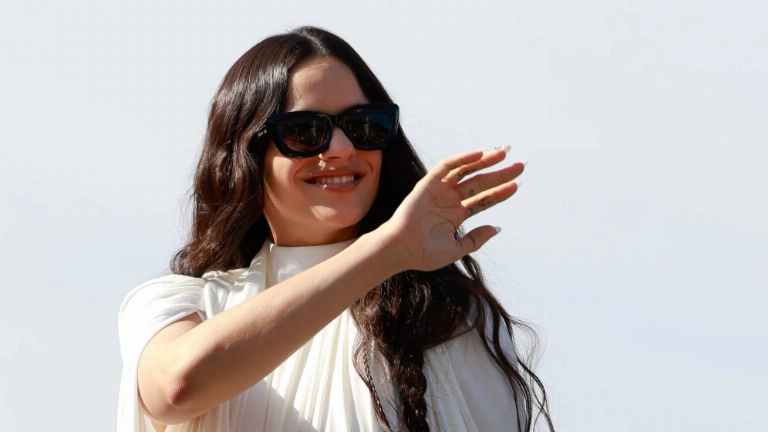 Rosalía Manos libres de móvil. Rosalía pide un poco de calma: menos dopamina facilona y más saborear la vida con calma. FOTO: Hanna Lassen/Getty Images.