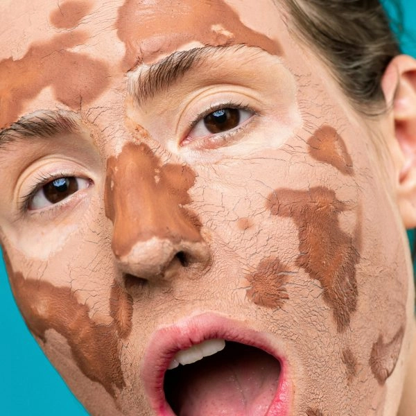 Primer plano de una mujer con mascarilla facial que ilustra la tendencia de usar grasa de vaca en la cara como tratamiento cosmético casero