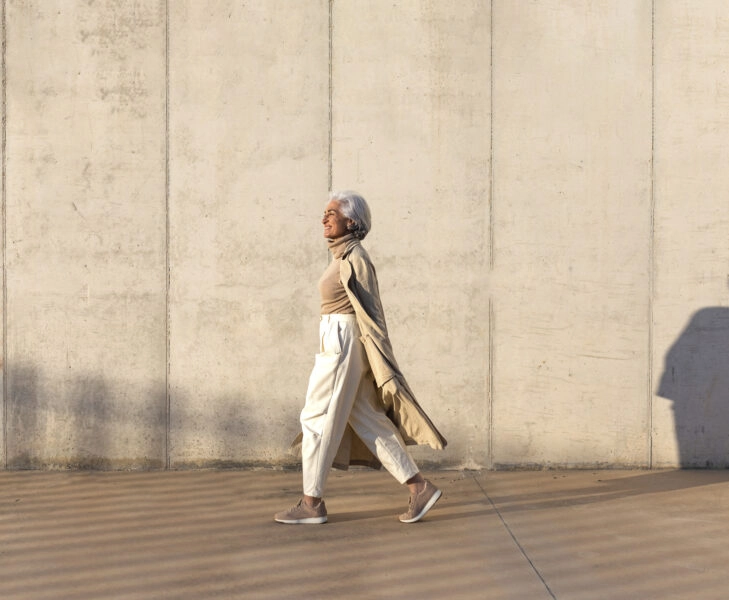 Mujer caminando, un truco sencillo para controlar el colesterol en menopausia.