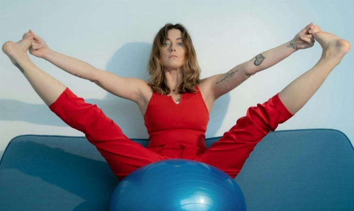 Mujer practicando descanso activo en casa con pelota de pilates, una forma de recuperar el cuerpo sin parar del todo