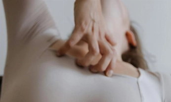 Mujer rascándose la piel irritada, causada por un desequilibrio en la microbiota cutánea y la alimentación