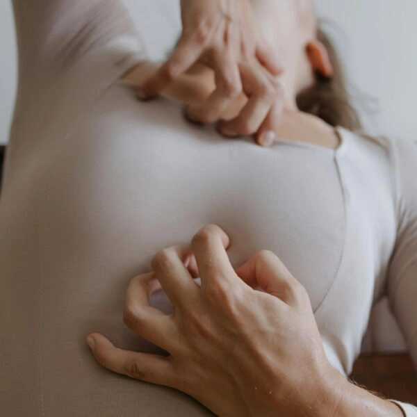 Mujer rascándose la piel irritada, causada por un desequilibrio en la microbiota cutánea y la alimentación