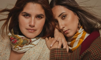 Dos mujeres con piel luminosa representan los beneficios del uso de multi retinoides en cosmética antiedad