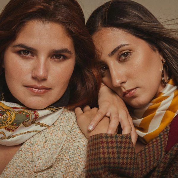 Dos mujeres con piel luminosa representan los beneficios del uso de multi retinoides en cosmética antiedad