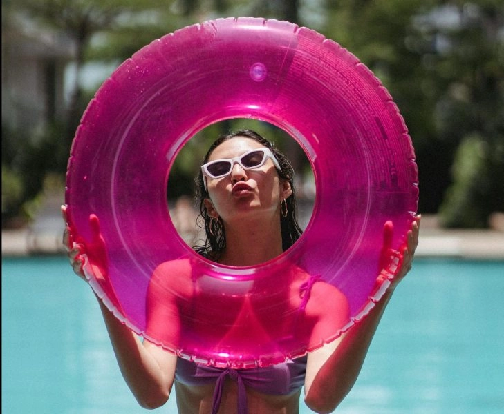 Mujer al sol para no tener défiicit de vitamina D y cansancio