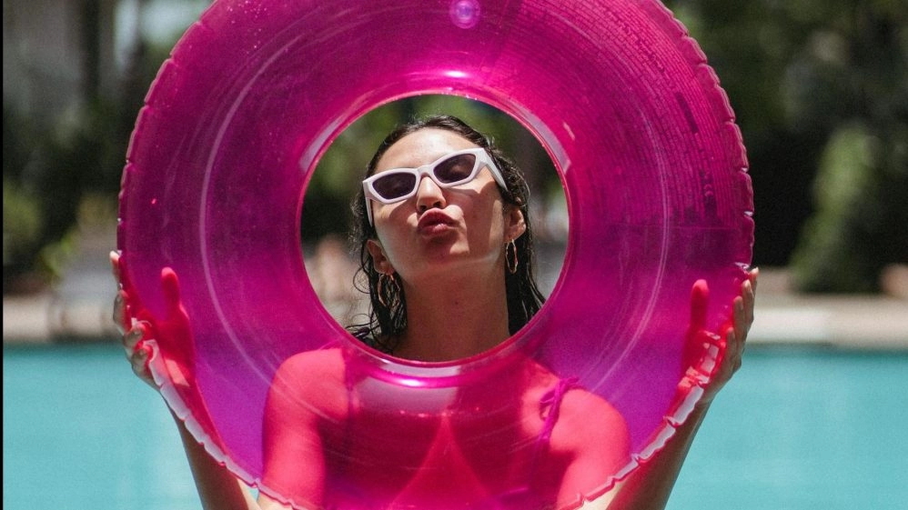 Mujer al sol para no tener défiicit de vitamina D y cansancio