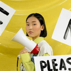 Aunque haya cosas que te molesten, no puedes pasarte todo el día yendo en contra de todo. Es hora de cambiar el chip. FOTO: Cottonbro Studio/Pexels