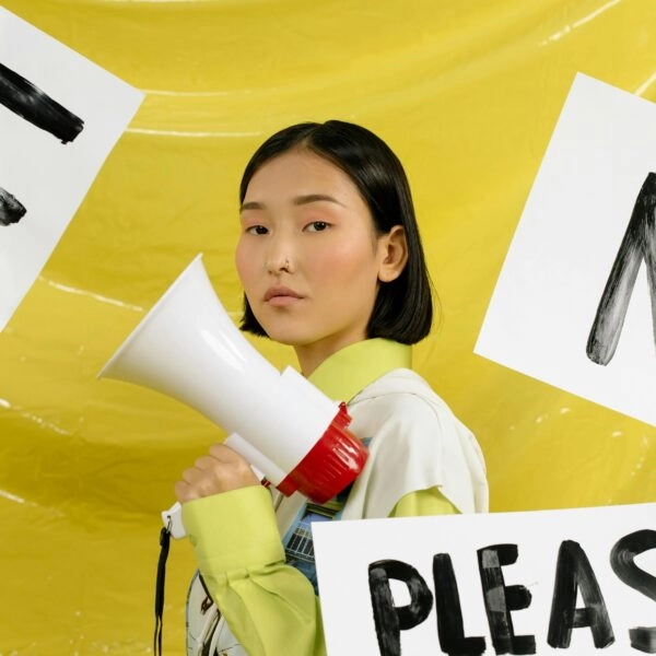 Mujer lista para nadar a contracorriente