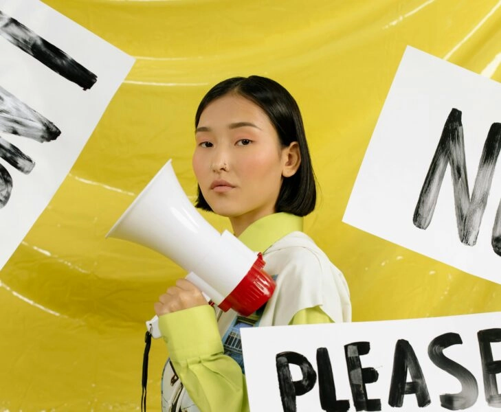 Mujer lista para nadar a contracorriente