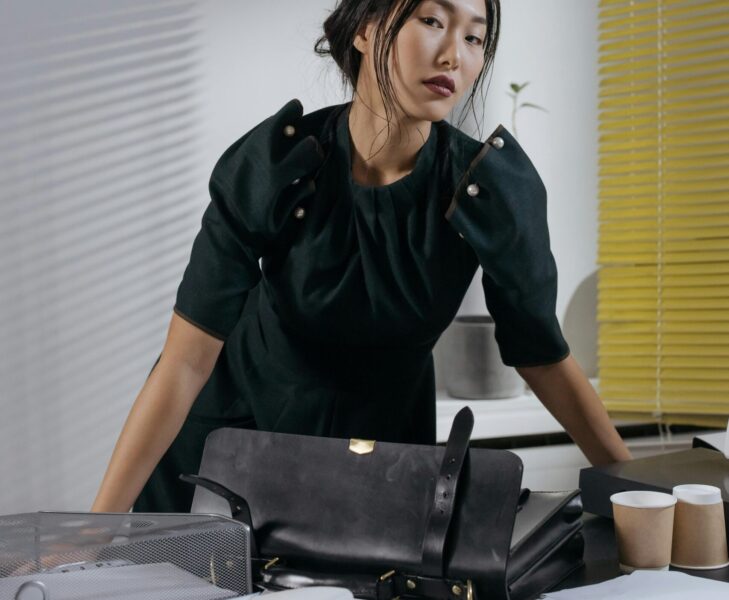 Mujer que resiste a la luz de gas en el trabajo