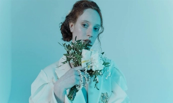 Mujer con hinchazón por emociones