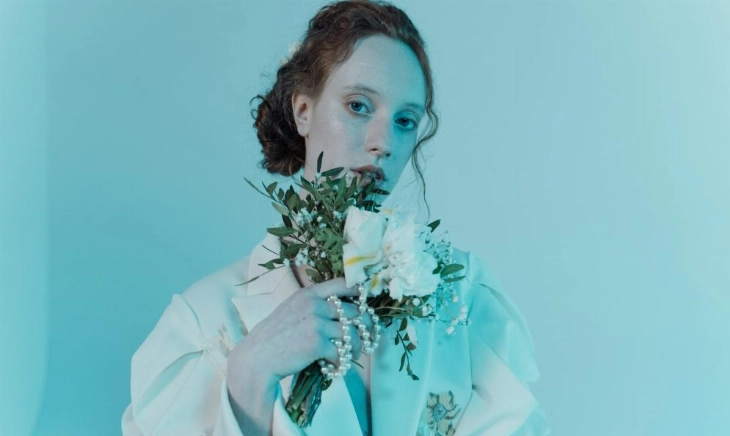 Mujer con hinchazón por emociones