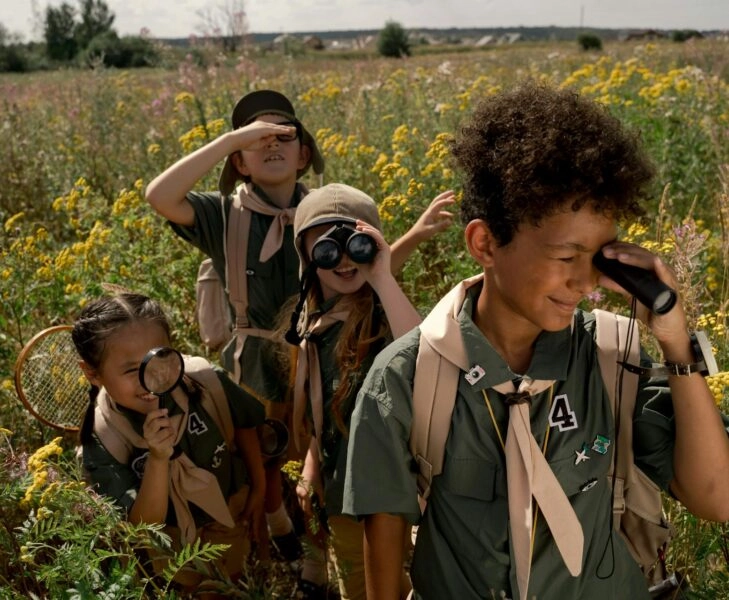 naturaleza en escuela infantil Niños juegan en la naturaleza en la escuela