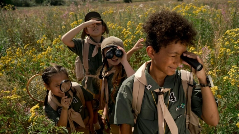 Hay que perder el miedo a que los niños se manchen jugando en entornos naturales. Su salud se lo agradece. FOTO: Cottonbro/Pexels.