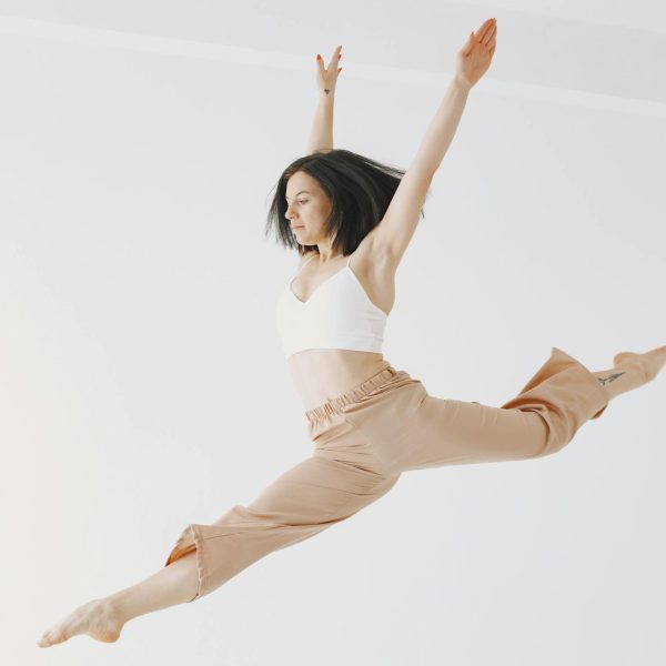 Mujer practica deporte de impacto para los huesos