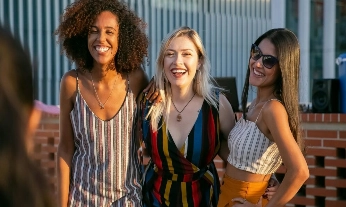 Sonreír en vez de mostrar emociones negativas