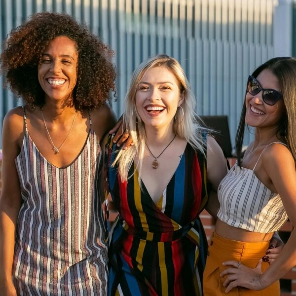 Sonreír en vez de mostrar emociones negativas