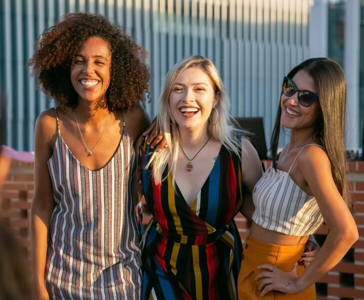 mostrar emociones negativas Sonreír en vez de mostrar emociones negativas