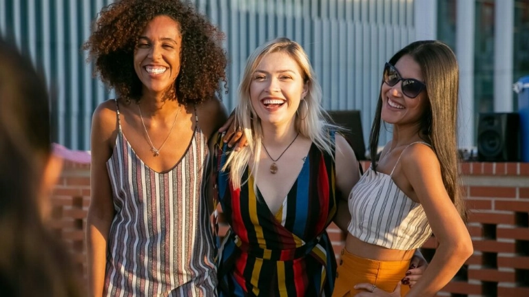 Chicas jóvenes sonríen Si no te sientes con ganas de sonreír, no sonrías. Date espacio para asimilar el dolor y curar tus males. FOTO: Kampus/Pexels.