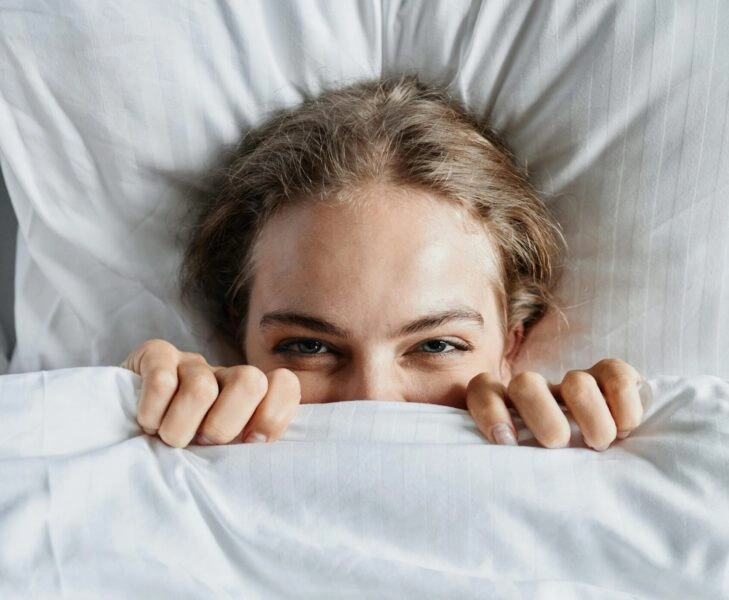 Mujer practica el hurkle-durkle