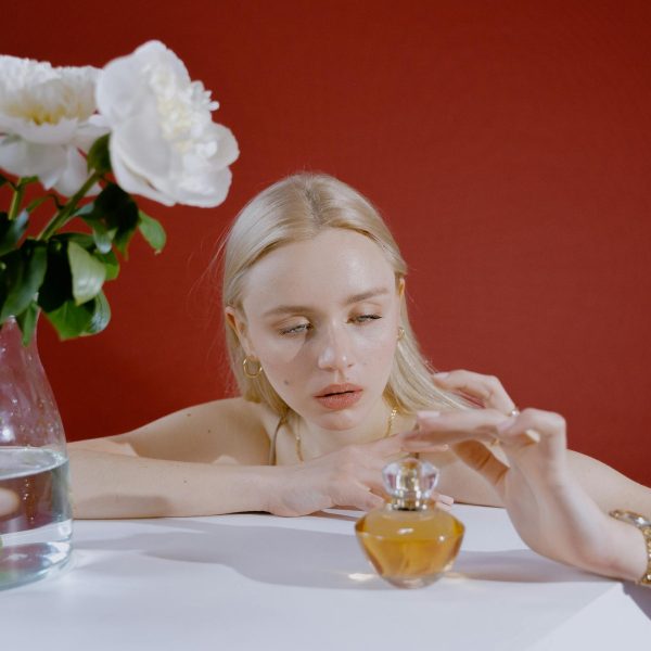 Mujer prueba fragancias de un horno para perfumes