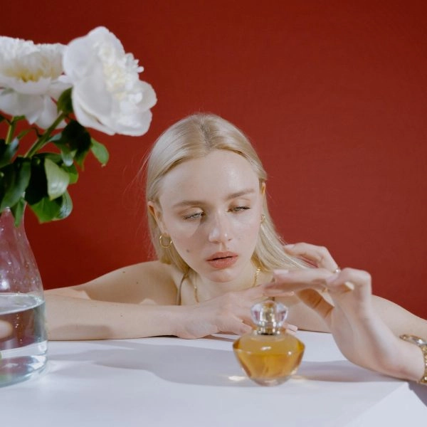 Mujer prueba fragancias de un horno para perfumes