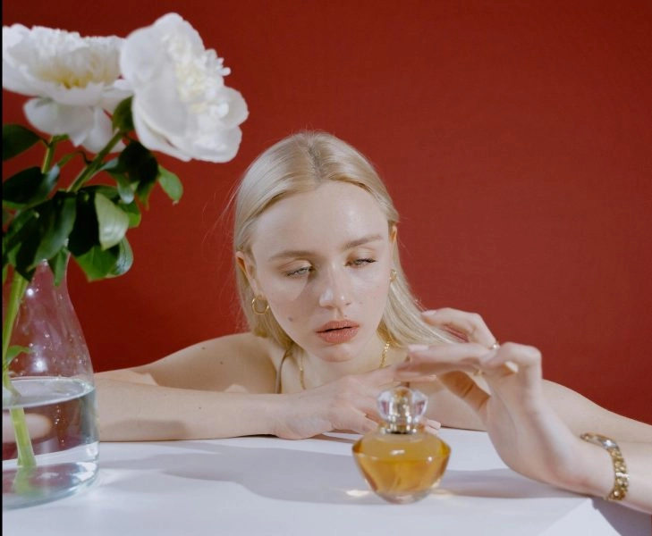 Mujer prueba fragancias de un horno para perfumes