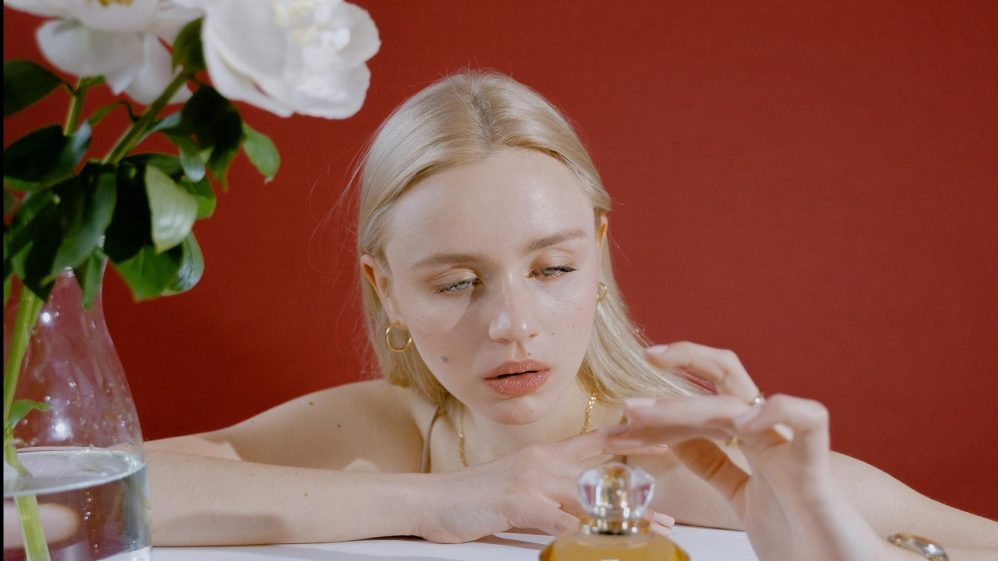 Mujer prueba fragancias de un horno para perfumes