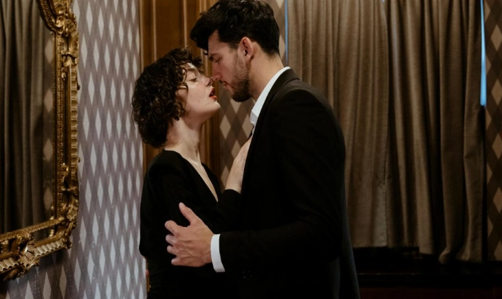 Mujer con deseo sexual porque toma testosterona en la menopausia