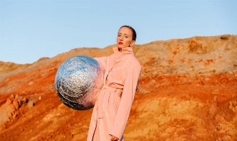 Mujer con mucha fuerza de agarre