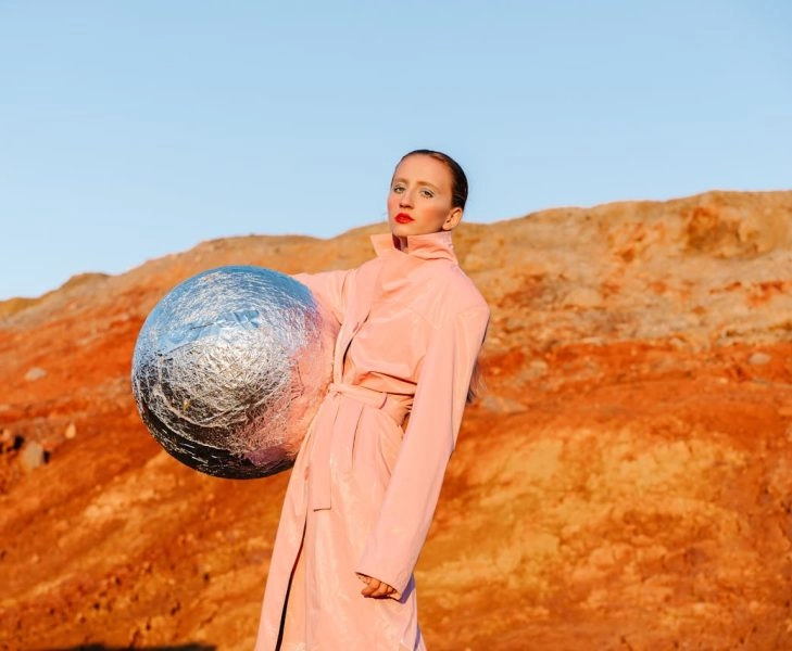 Mujer con mucha fuerza de agarre