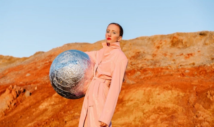 Mujer con mucha fuerza de agarre