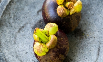 Plato con mangostán