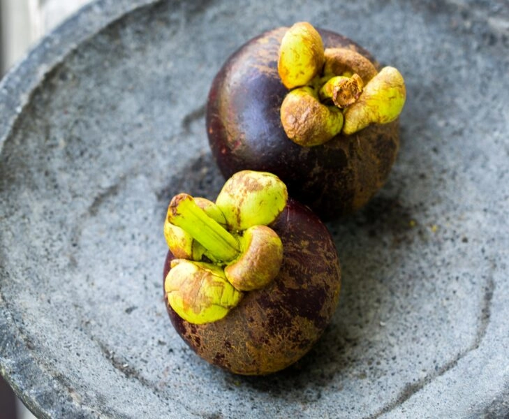 Plato con mangostán