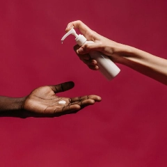 Tardas un momento y tendrás la piel bien hidratada todo el día. Ventajas de aprovechar el minuto de oro de la body milk. FOTO: Rocketmann Pro/pexels. 