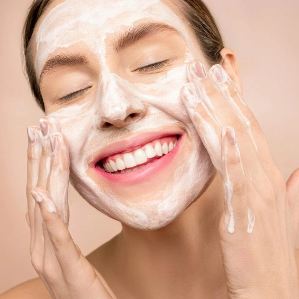 Mujer aplicando una mascarilla facial con gesto lento y consciente, ejemplo de neurocosmética y piel en equilibrio
