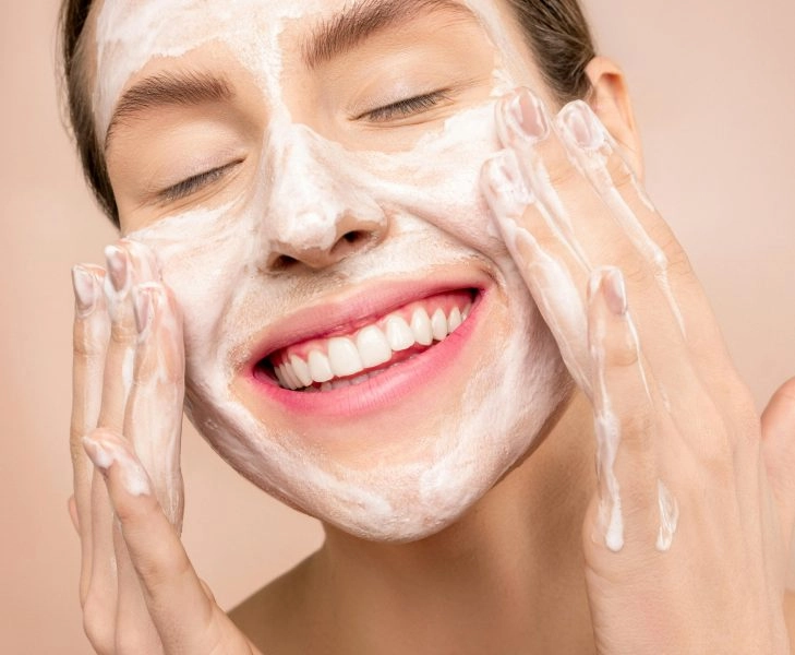 neurocosmetica Mujer aplicando una mascarilla facial con gesto lento y consciente, ejemplo de neurocosmética y piel en equilibrio
