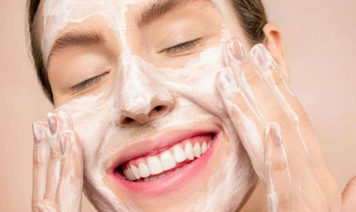 Mujer aplicando una mascarilla facial con gesto lento y consciente, ejemplo de neurocosmética y piel en equilibrio