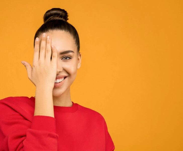 Mujer realiza yoga ocular para la fatiga visual