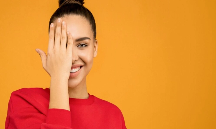 Mujer realiza yoga ocular para la fatiga visual