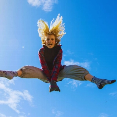 Saltar, correr en zigzag y todo los que sea hacer movimientos repentinos y rápido mejora la agilidad. Y eso se fabuloso para mejorar la longevidad. FOTO: Mantas Westhaven/Pexels. 