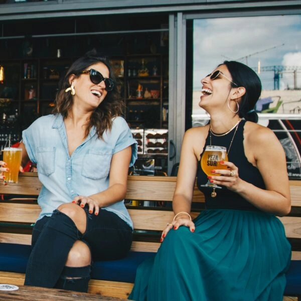 Mujeres toman cervezas como flourishing