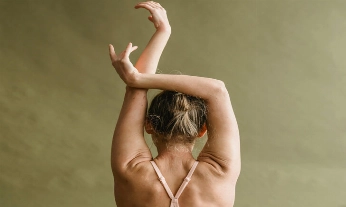 Mujer se estira para cuidar de su fascia o segundo cerebro