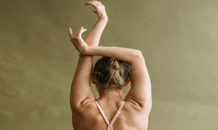 Mujer se estira para cuidar de su fascia o segundo cerebro