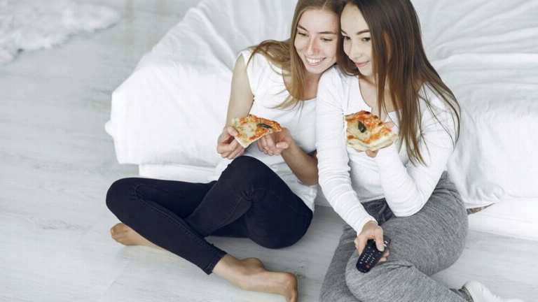 Alerta de spoiler: la distracción que procura la pantalla puede hacer que nuestra cena resulte insípida. Y comeremos de más. FOTO: Pexels.