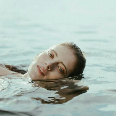 A simple vista es un baño helado; por dentro, un pequeño laboratorio donde cada mujer reacciona distinto. Foto: Cottonbro / Pexels 