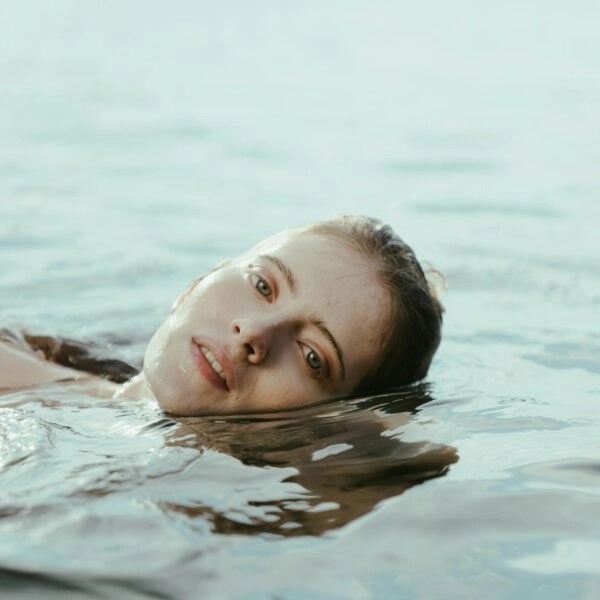A simple vista es un baño helado; por dentro, un pequeño laboratorio donde cada mujer reacciona distinto. Foto: Cottonbro / Pexels 